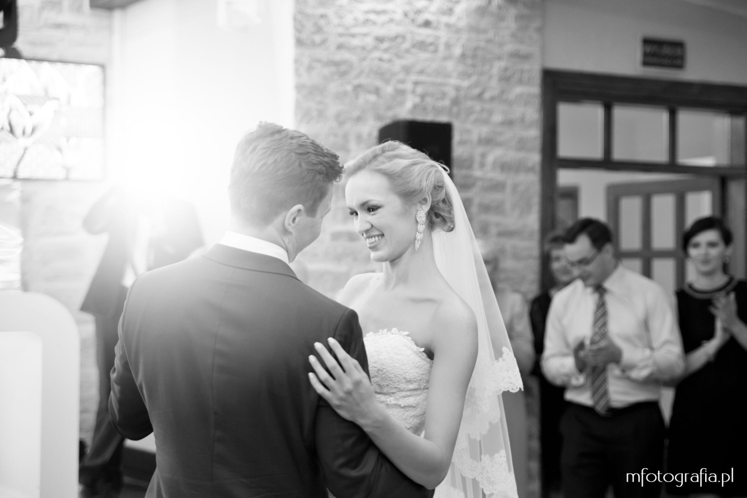 czarnobiała fotografia pierwszego tańca pary młodej